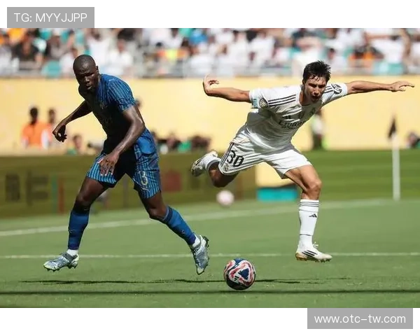 足球明星双手表情展现激情与魅力引领球迷热潮