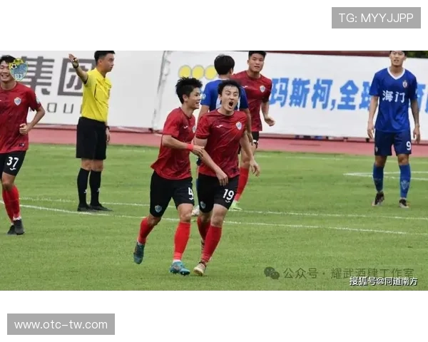 足球明星喜迎新生儿家庭幸福满溢球场外的温馨时刻