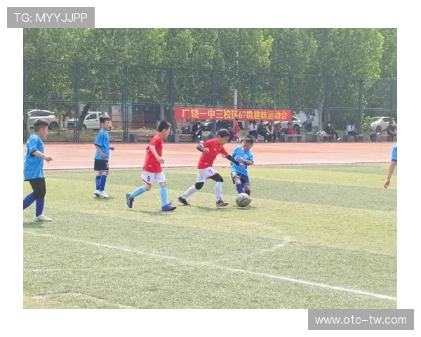 足球明星因不当行为被校队开除引发广泛关注与讨论