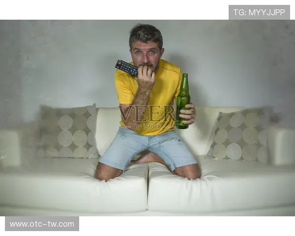 足球明星咬指甲高清图片展现紧张时刻与心理状态的完美结合