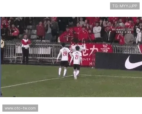 足球明星因场上表现引发球迷愤怒视频曝光引发热议与讨论